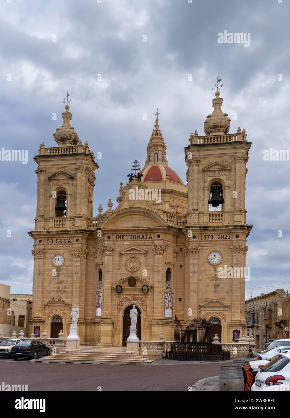 Xaghra, Malte - 20 décembre 2023 : vue de l'église paroissiale de Xaghra sur l'île de Gozo à Malte Banque D'Images