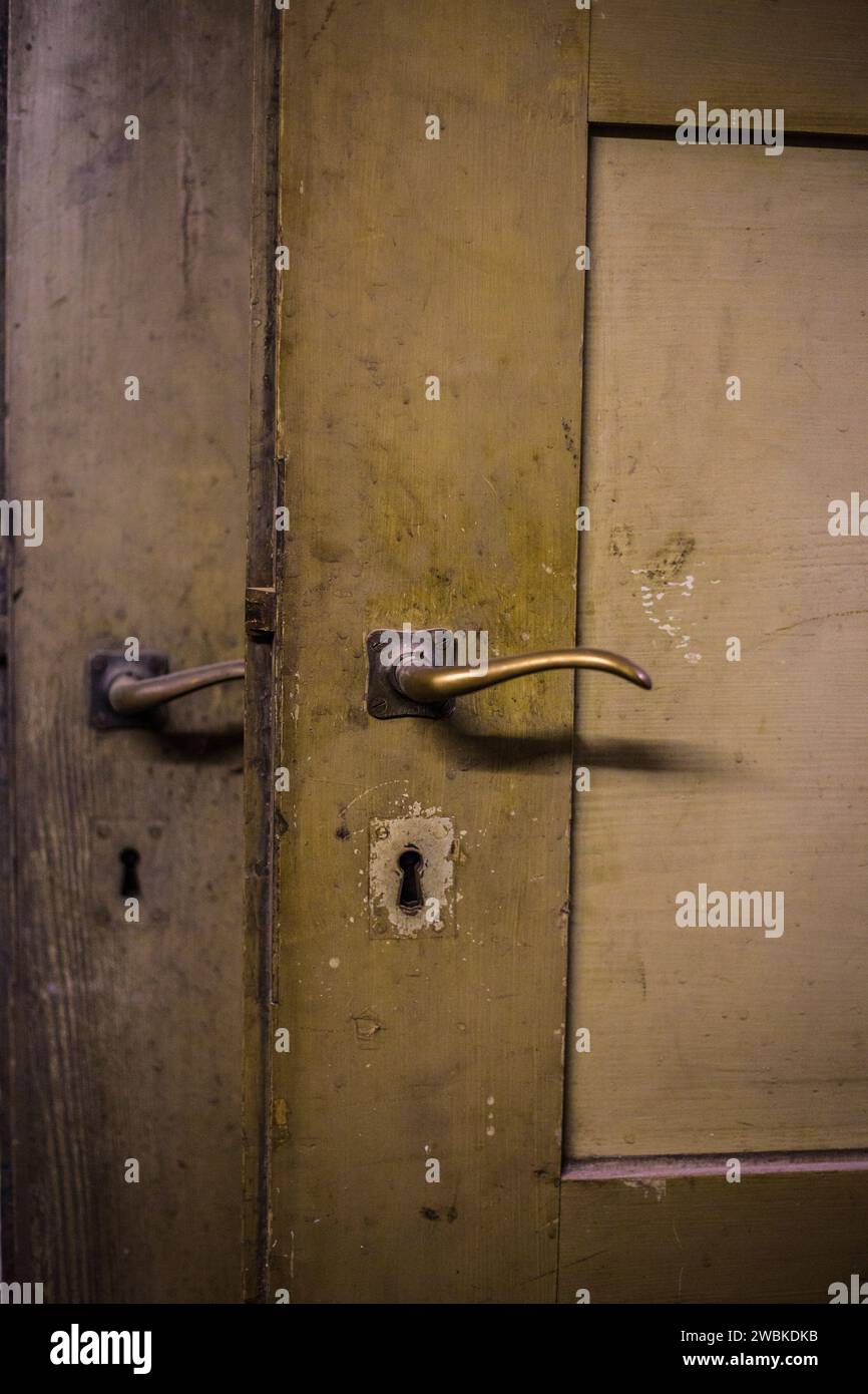 Deux portes en bois délabrées Banque D'Images