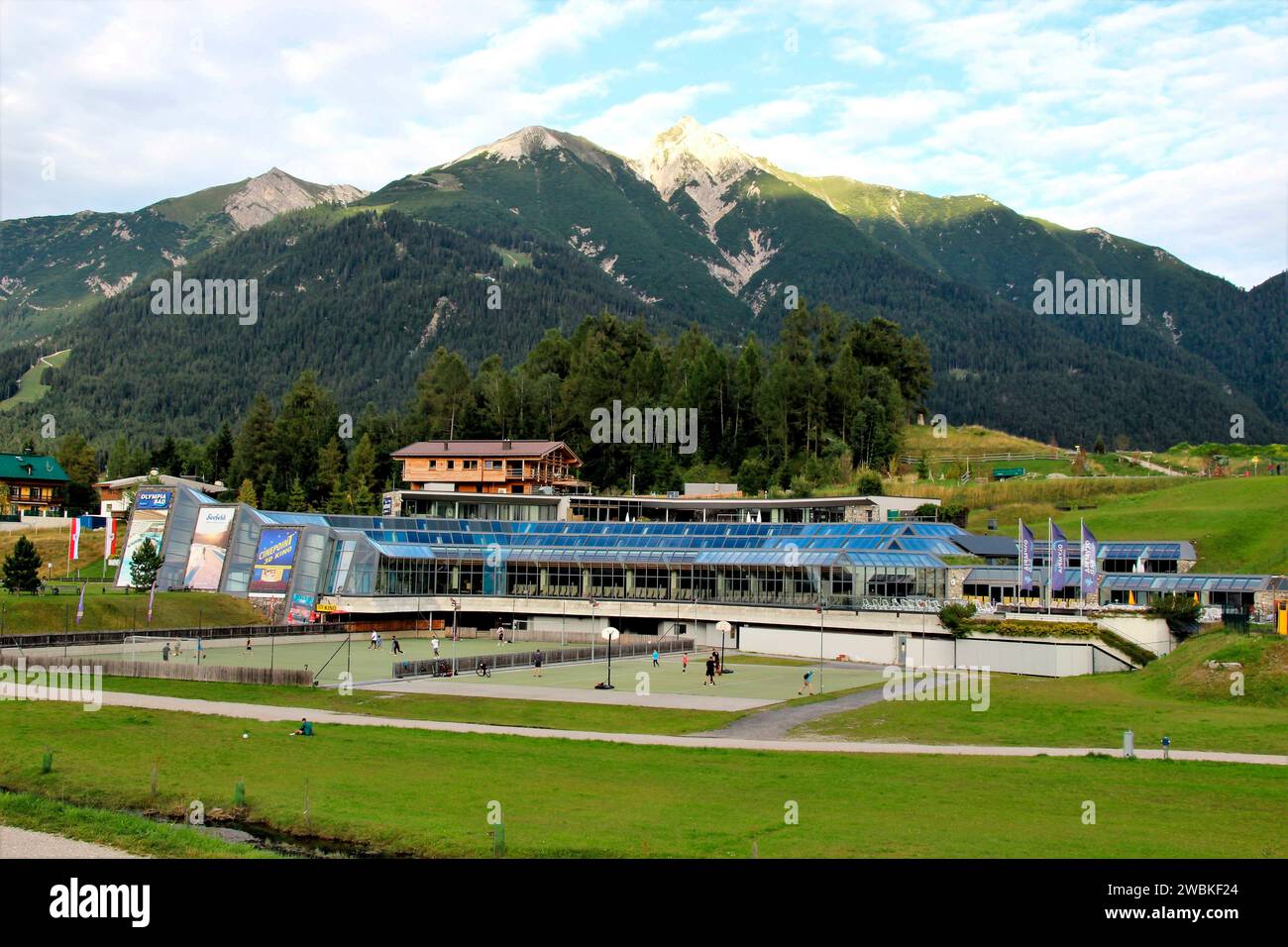 Autriche, Tyrol, Seefeld, vue locale, centre de congrès, court de tennis, terrain de volley-ball, centre de loisirs, piscine, sauna, Tyrol du Nord, gens, sport, vacances, vacances d'été, bâtiment événementiel, vue montagne, Alpes, Reitherspitze, Seefelderspitze, destination, tourisme Banque D'Images