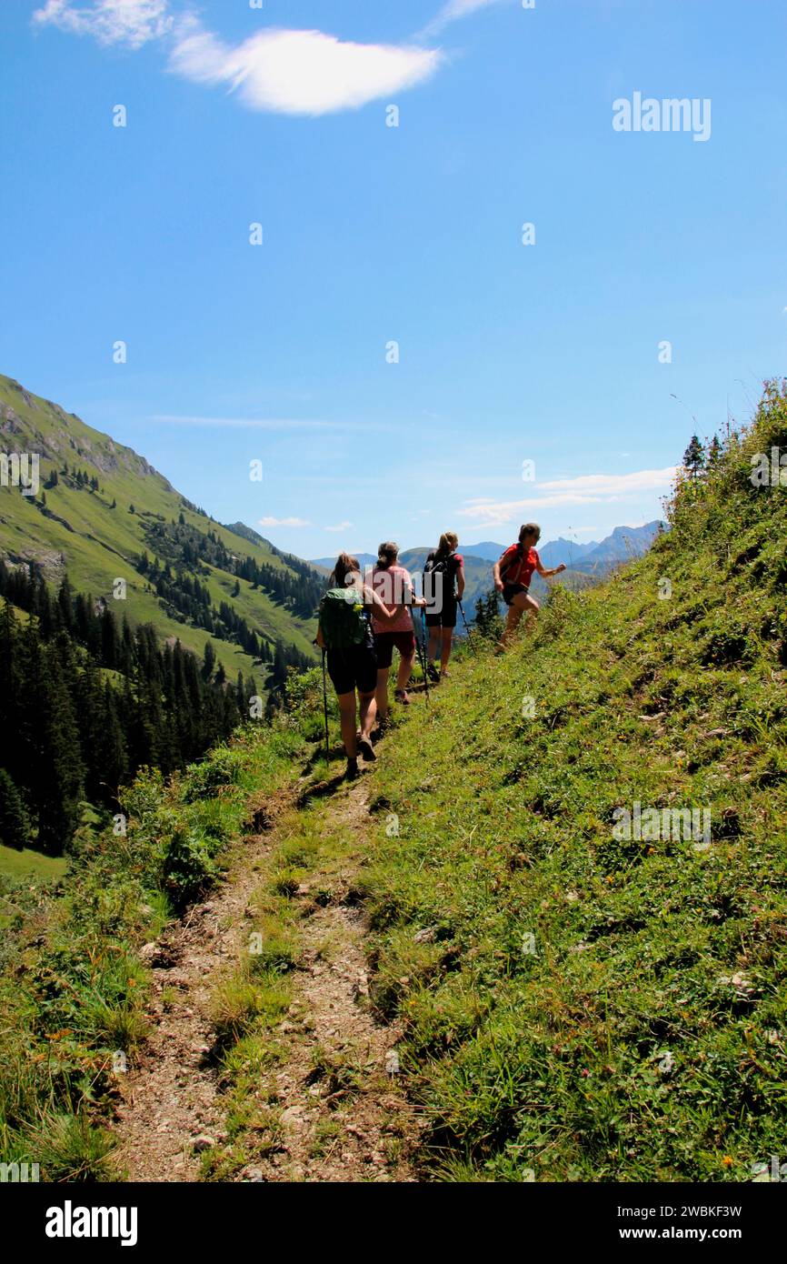 Groupe de randonnée de 4 femmes, venant de Gröbner Hals, près du Tiefenbachalm à Bächental, Eben am Achensee, Tyrol, Autriche Banque D'Images