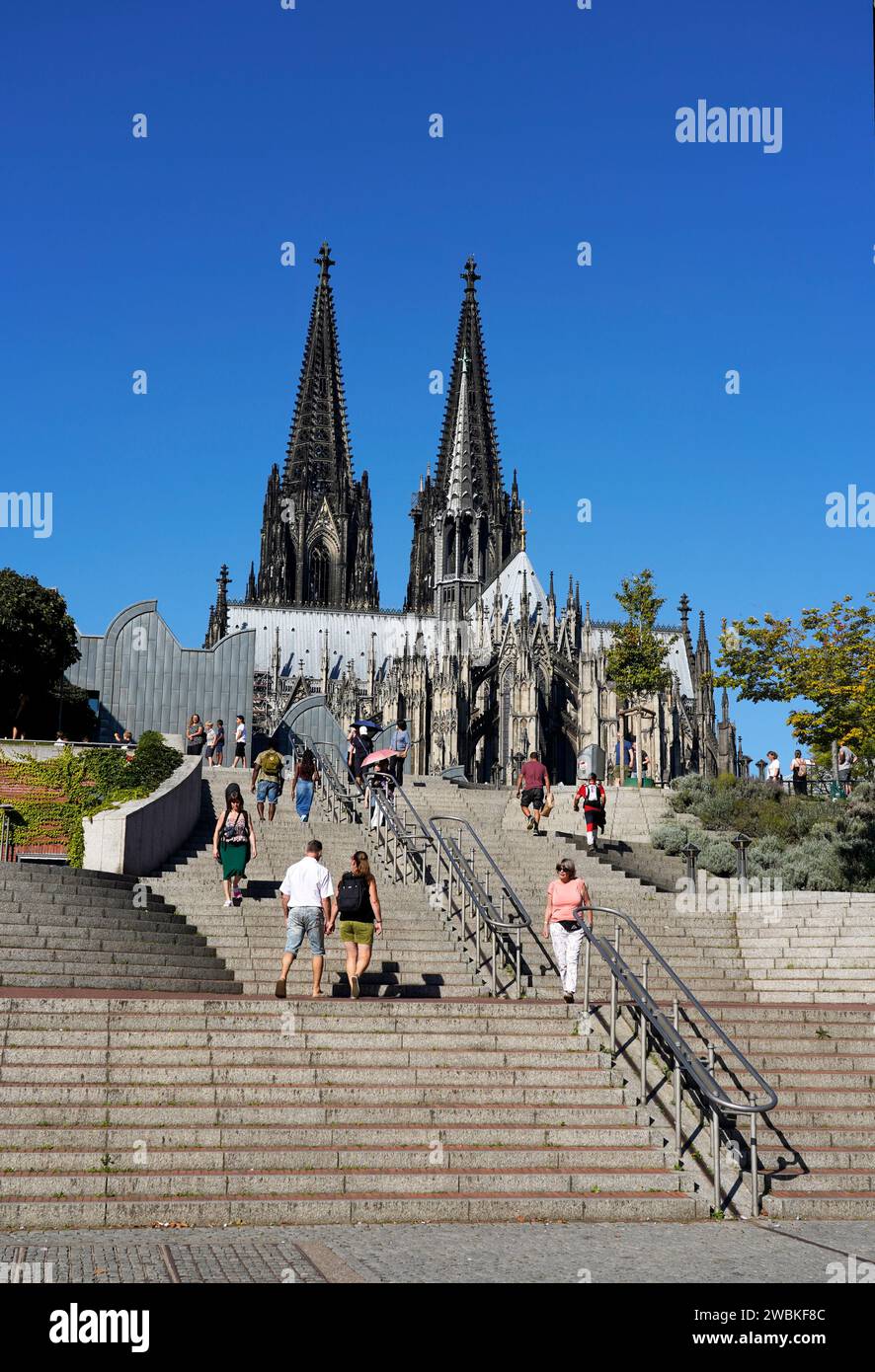 Allemagne, Rhénanie du Nord-Westphalie, Cologne, Cathédrale de Cologne, escalier de Rheingarten à Heinrich-Böll-Platz, touristes Banque D'Images