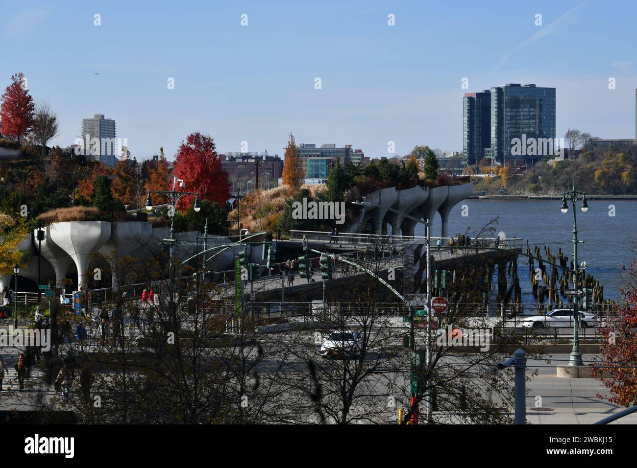 Construit sur les vestiges de l'ancien Pier 54, Little Island Park sur le fleuve Hudson à Manhattan, New York City USA vu du chemin High Line Banque D'Images