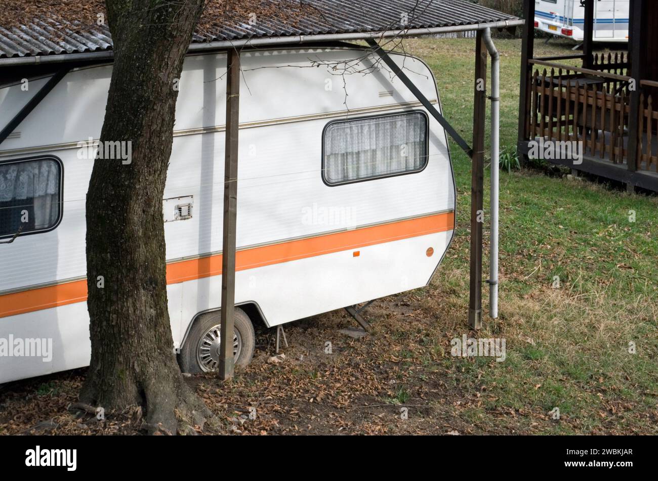 Caravane sous abri protecteur de camping en hiver Banque D'Images