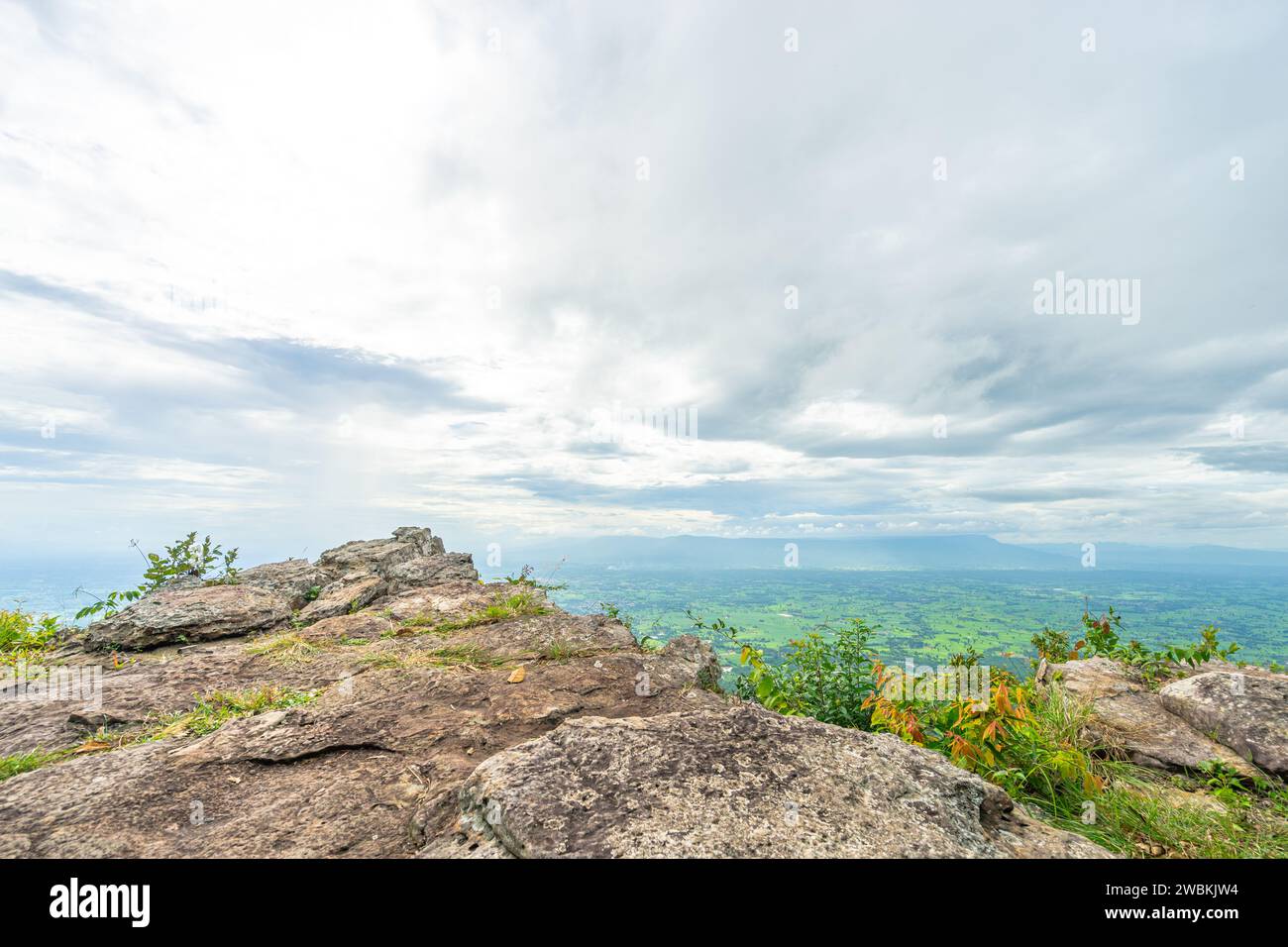 Beau paysage de champ vert avec longue montagne dans la vue de la falaise appelée Pa Hua Mak dans le parc national de Mo Hin Khao, Chaiyaphum, Thaïlande. Banque D'Images