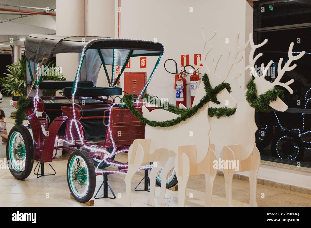 Chariot de Noël avec renne blanc Banque D'Images