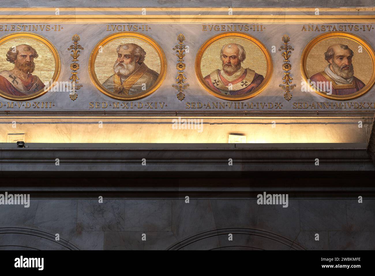 Portraits en mosaïque, des Papes Célestin II, Lucius II, Eugène III et Anastase IV, sur un mur de la basilique papale de Saint Paul hors les murs, Rome, I. Banque D'Images