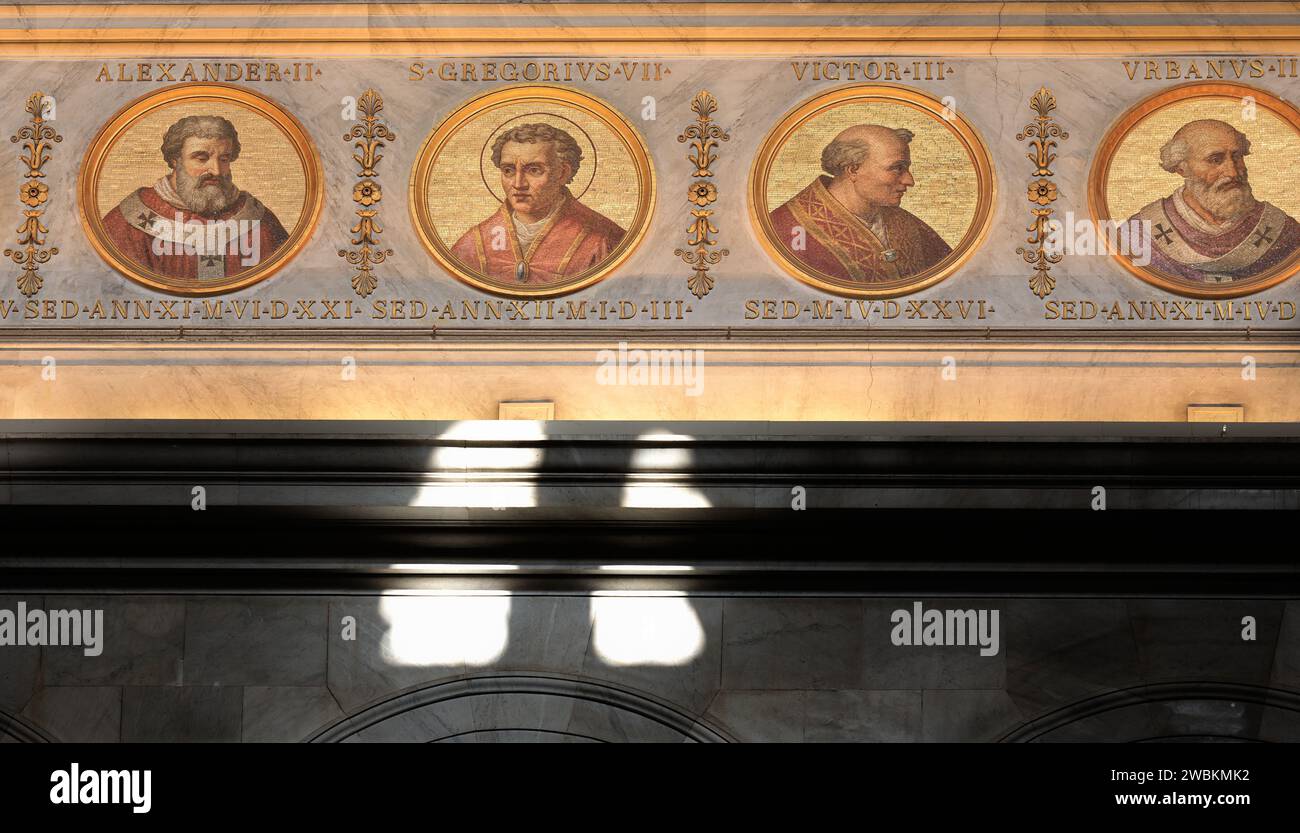 Portrait en mosaïque des papes Alexandre II, Saint Grégoire VII, Victor III et urbain II, sur un mur de la basilique papale de Saint Paul hors les murs, Rome. Banque D'Images