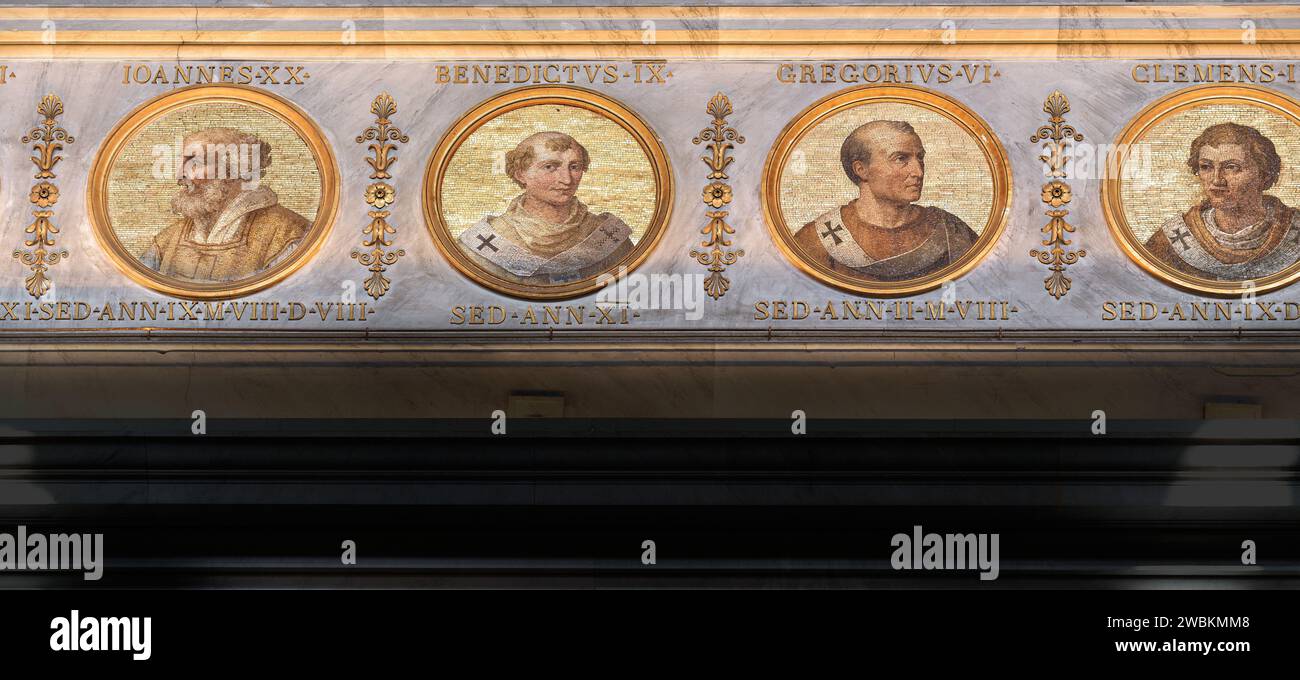 Portrait en mosaïque des Papes Jean XX, Benoît IX, Grégoire VI et Clemens II, sur un mur de la basilique papale de Saint Paul hors les murs, Rome, Italie. Banque D'Images