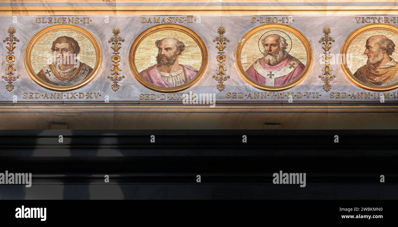 Portrait en mosaïque des Papes Clément II, Damasus II, Saint Léon IX et Victor II, sur un mur de la basilique papale de Saint Paul hors les murs, Rome, Italie. Banque D'Images