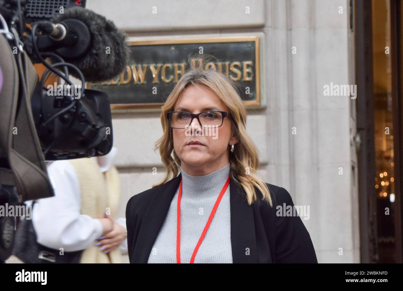 Londres, Royaume-Uni. 11 janvier 2024. JANET SKINNER, ancienne sous-maîtresse de poste et victime du scandale Horizon, donne une interview devant Aldwych House alors que commence l'enquête Horizon IT du bureau de poste. Crédit : Vuk Valcic/Alamy Live News Banque D'Images