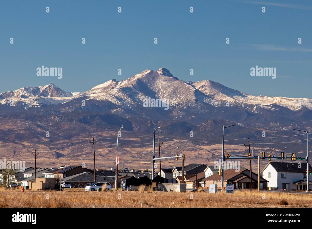 Frederick, Colorado - Mount Meeker et longs Peak dans le parc national des montagnes Rocheuses, photographiés depuis les plaines orientales du Colorado au nord de Denver. Banque D'Images