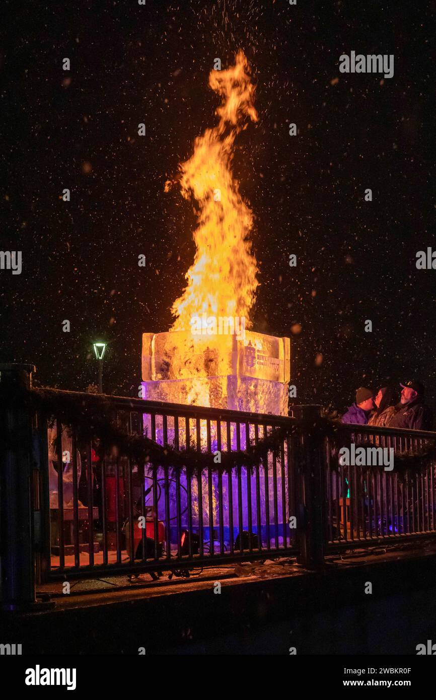 Detroit, Michigan - le Fire & Ice Festival sur la promenade de Detroit a présenté des sculptures de glace, dont l'une, et Ice Tower, a été incendiée. Banque D'Images