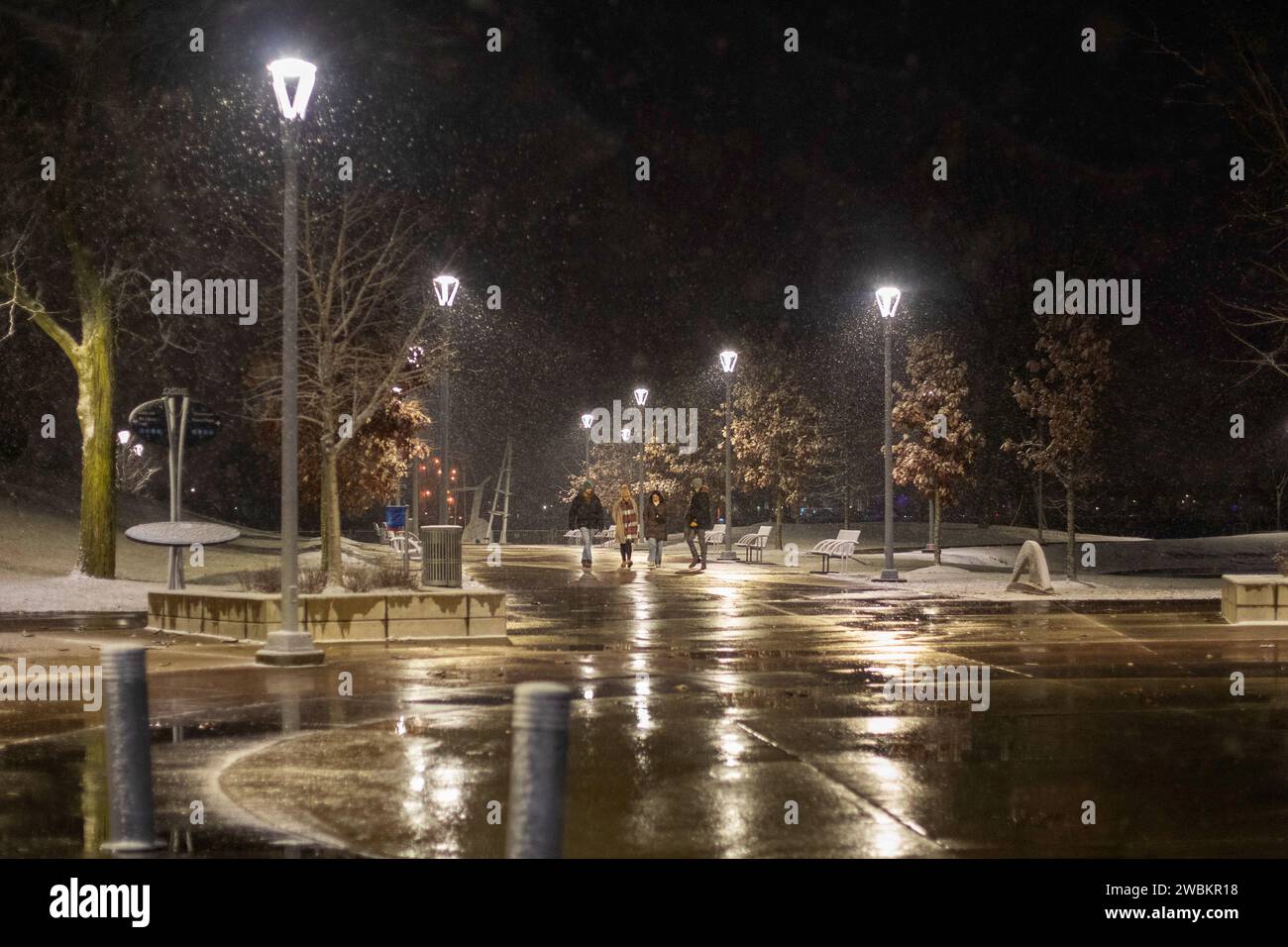 Detroit, Michigan - quatre personnes marchent dans la neige au parc Valade sur la promenade de Detroit. Banque D'Images