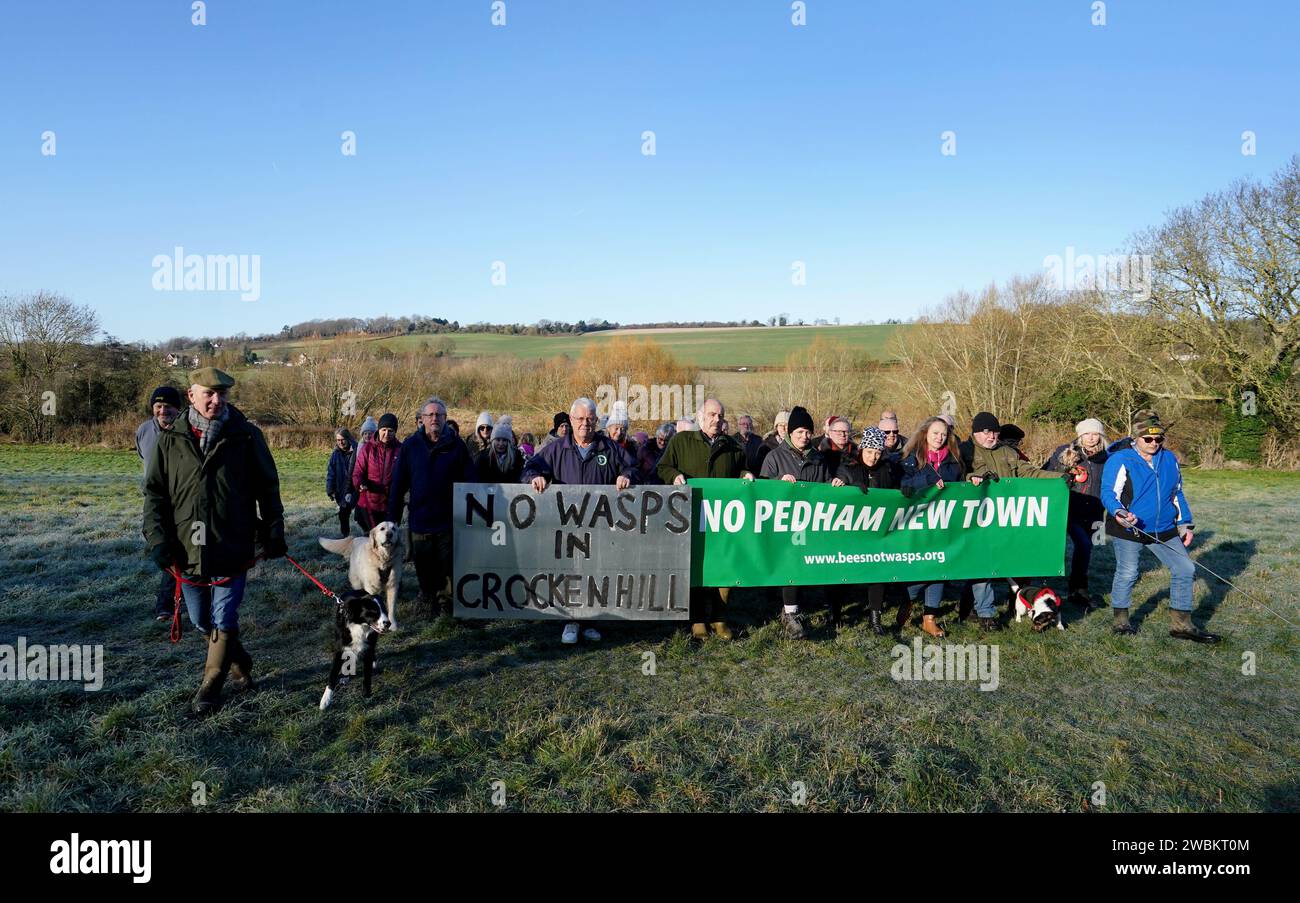 Les membres du groupe No Pedham New Town se tiennent sous le site d'un projet de développement d'une cité-jardin au Pedham place Golf course à Swanley, Kent, qui se trouve sur la ceinture verte au sommet de la colline au-dessus de leurs maisons dans les villages d'Eynsford et Farningham. Les communautés locales sont opposées les unes aux autres « comme les Hunger Games » lors d'un vote de planification sur la possibilité de construire des milliers de nouvelles maisons sur des terres de la ceinture verte. Date de la photo : jeudi 11 janvier 2024. Banque D'Images