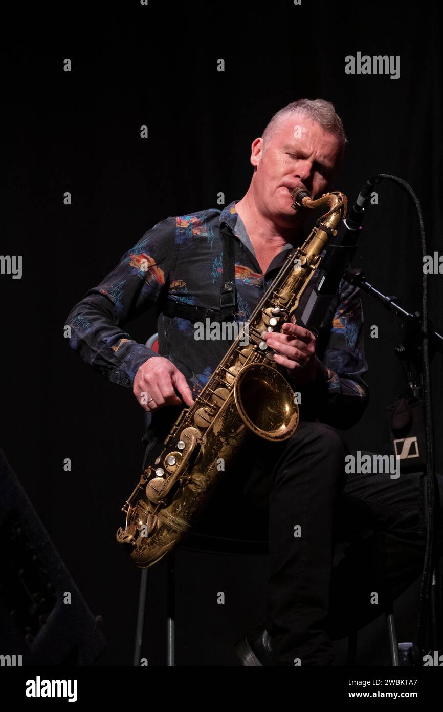 Iain Bellamy joue du saxophone ténor avec Stian Carstensen, Scarborough Jazz Festival 2022, Yorkshire, Royaume-Uni Banque D'Images