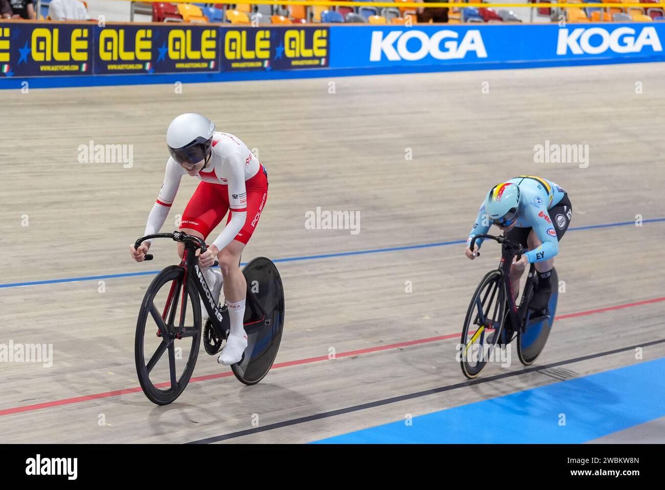 Apeldoorn, pays-Bas. 11 janvier 2024. APELDOORN, PAYS-BAS - 11 JANVIER : Nikola Sibiak, de Pologne, et Nicky Degrendele, de Belgique, en compétition dans le sprint féminin au jour 2 des Championnats d'Europe UEC Track Elite 2024 à Omnisport le 11 janvier 2024 à Apeldoorn, pays-Bas. (Photo Joris Verwijst/Agence BSR) crédit : Agence BSR/Alamy Live News Banque D'Images