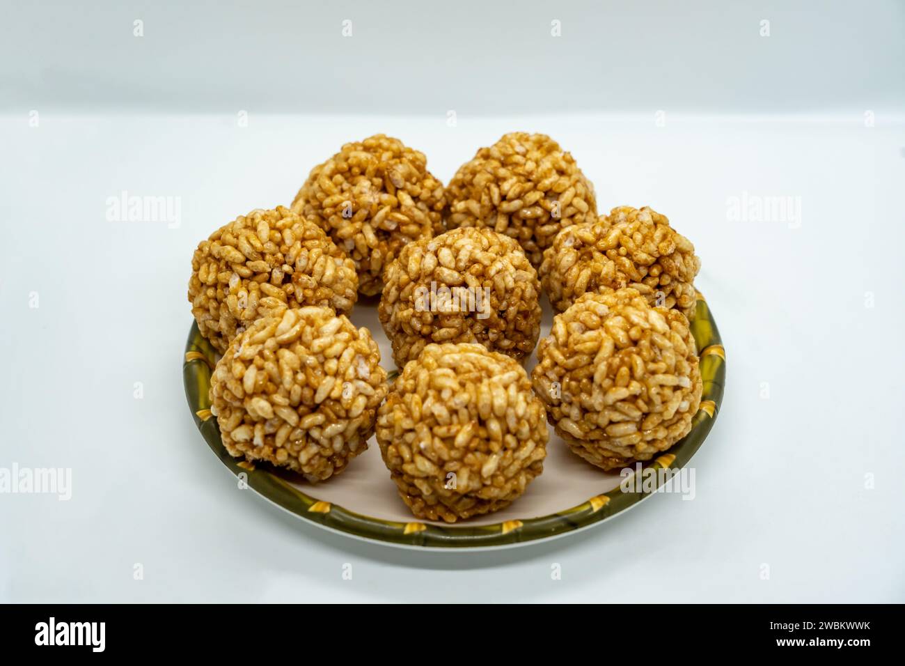 Une assiette de Murmura Murai Bhuja Ladoo Puffed Rice in Jaggery Balls pour Maghe Makar Sankranti Festival Banque D'Images