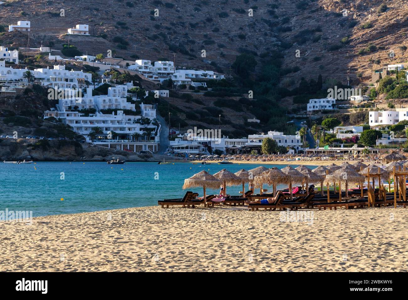 IOS, Grèce - 14 septembre 2023 : vue panoramique de la populaire et belle plage de sable de Mylopotas dans iOS cyclades Grèce Banque D'Images