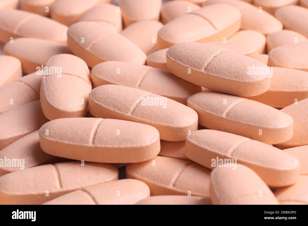 Un tas de pilules de couleur rose clair. Banque D'Images