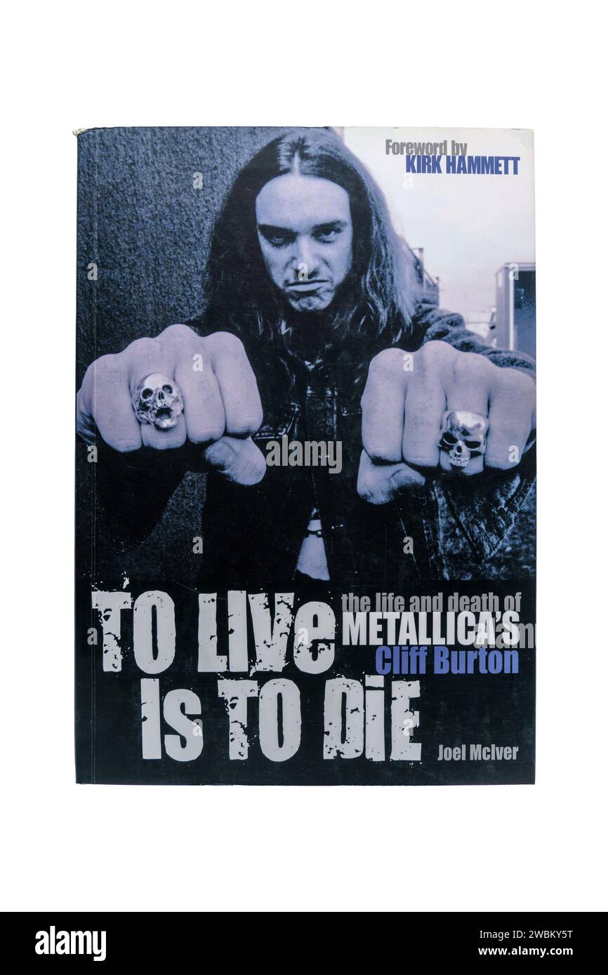 Joel McIver - To Live is to Die Book Cover, isolé sur fond blanc avec chemin de détourage. Lahti, Finlande. 17 décembre 2023. Banque D'Images