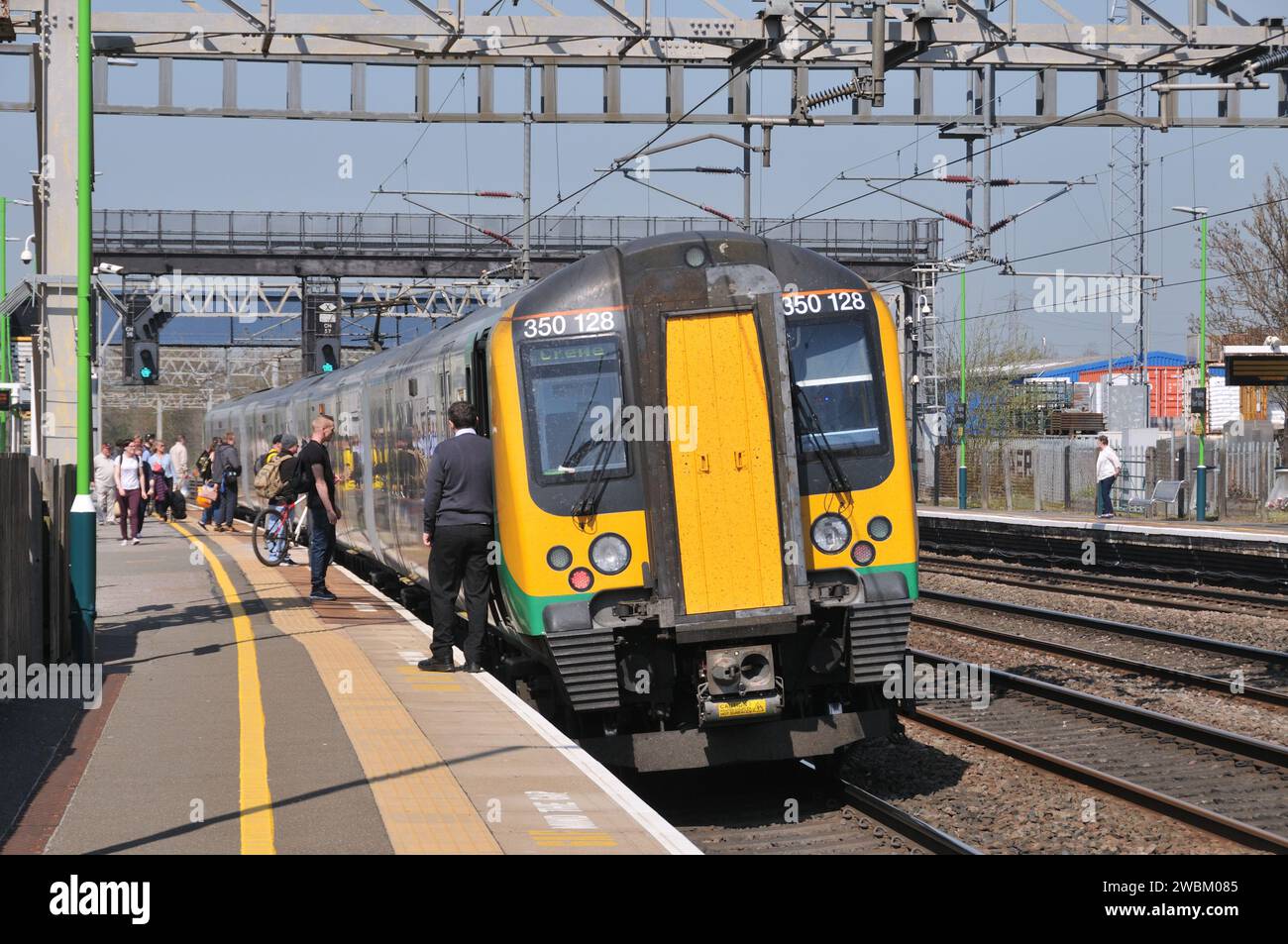 Les passagers attendent la Garde pour ouvrir les portes d'un service d'arrêt Euston-Crewe à la gare de Rugeley Trent Valley le 2019 avril Banque D'Images