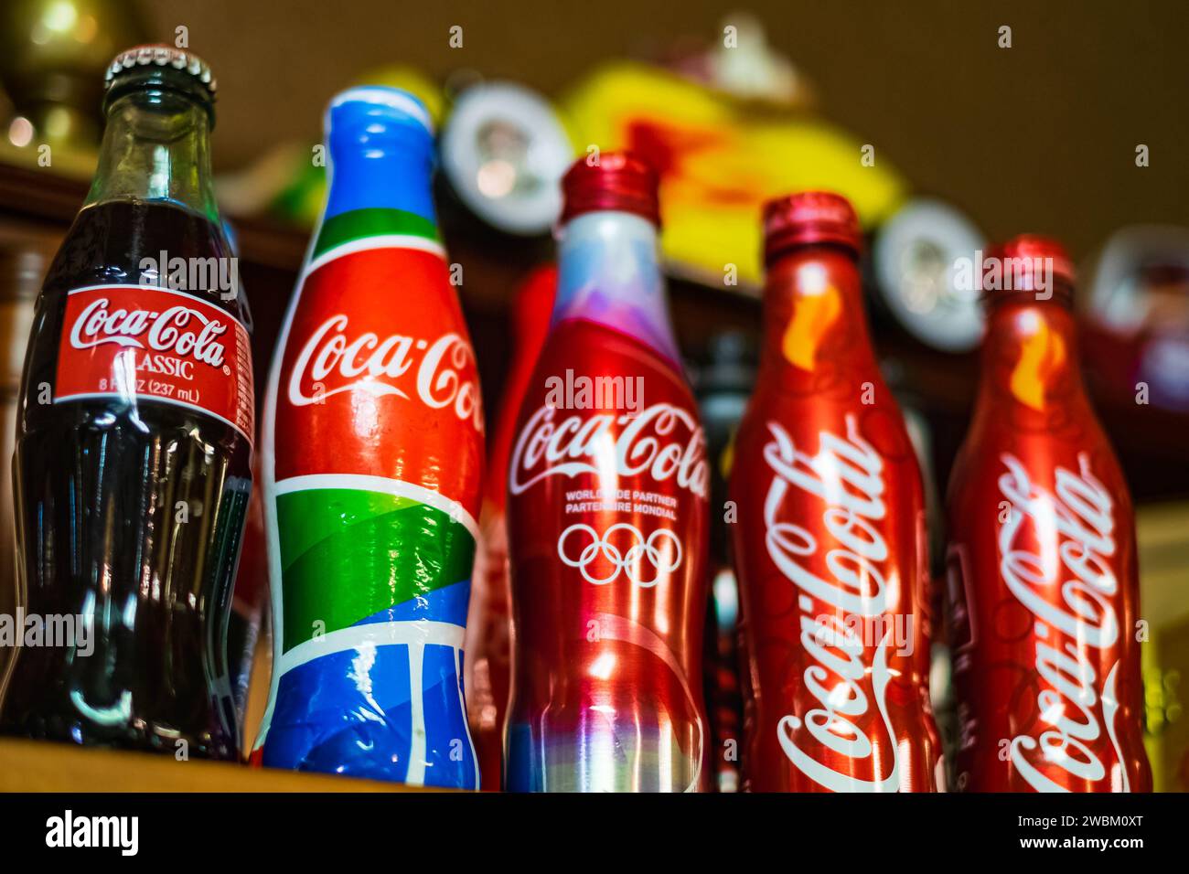 Bouteilles vintage Coca-Cola sur l'étagère. Coca-Cola Classic. Coca Cola, Coke est la boisson gazeuse la plus populaire des boissons gazeuses vendues dans les magasins, par Banque D'Images