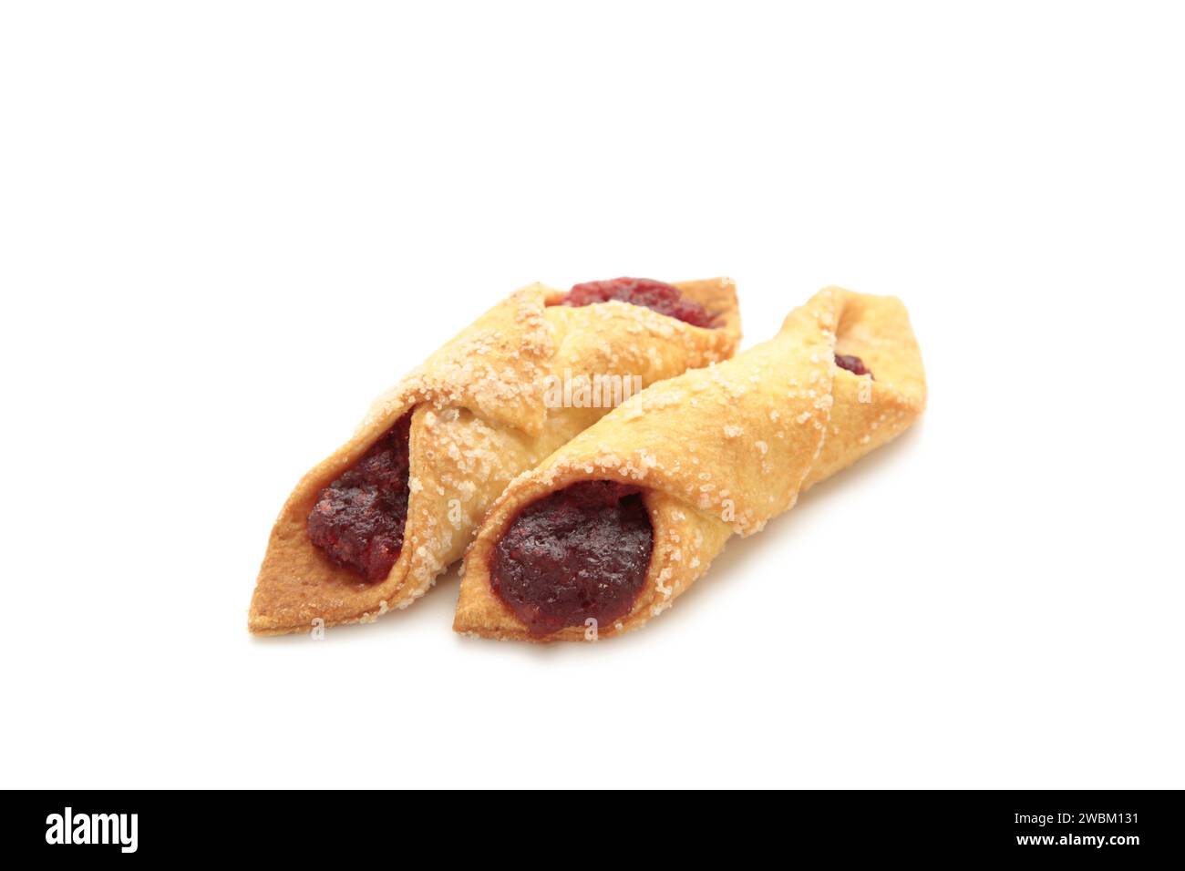 Bagels savoureux avec confiture de fraises isolé sur fond blanc. Biscuits faits maison. Vue de dessus Banque D'Images