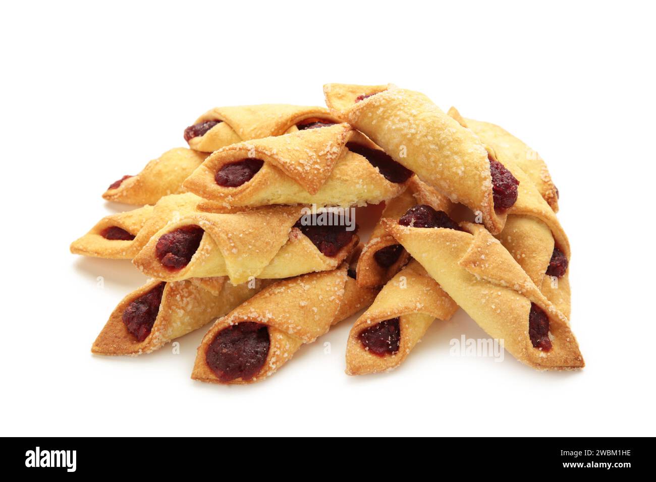 Bagels savoureux avec confiture de fraises isolé sur fond blanc. Biscuits faits maison. Vue de dessus Banque D'Images