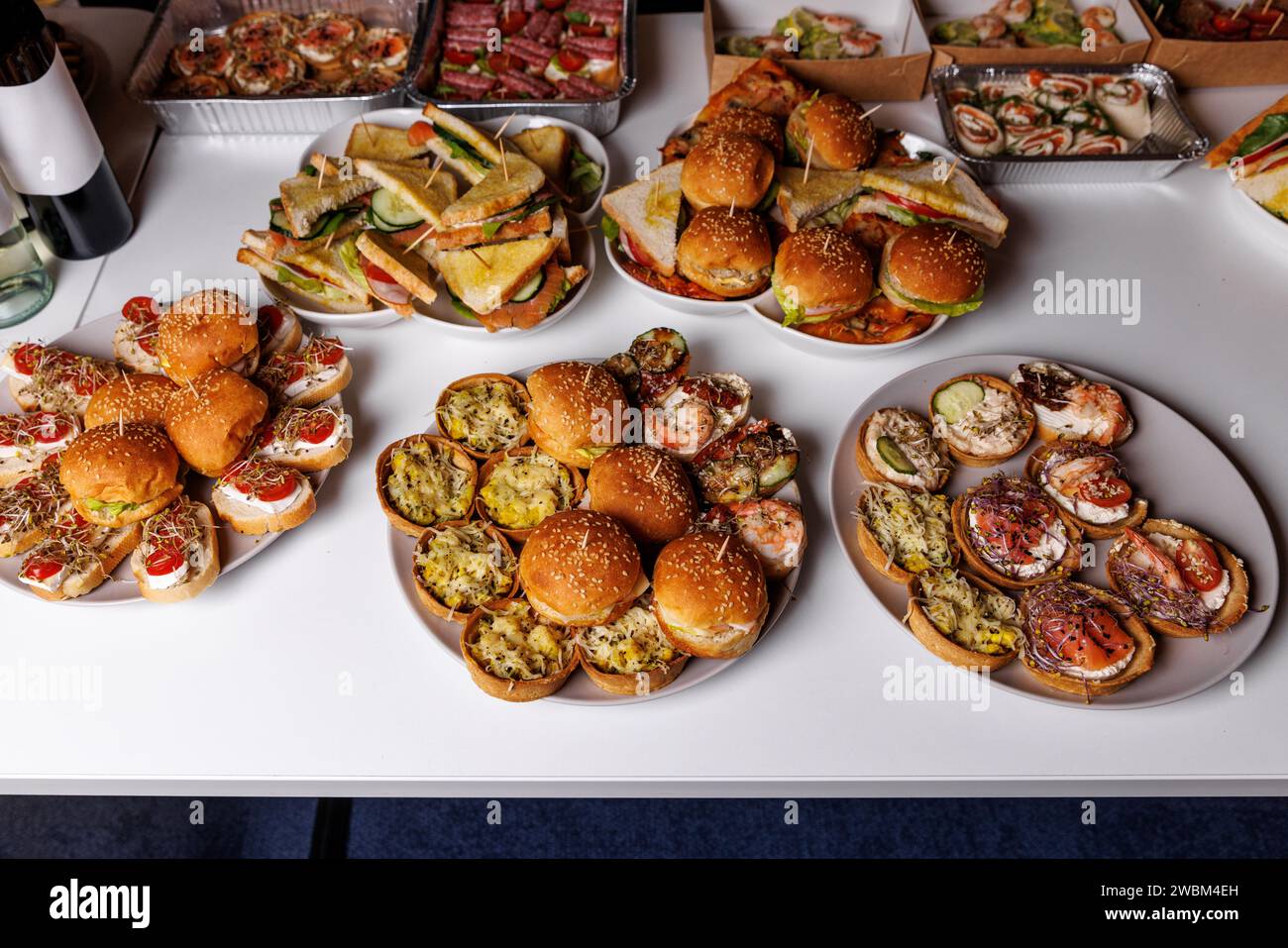 Une sélection délicieuse et diversifiée d'entrées et d'amuse-gueules lors d'une fête, d'un événement traiteur ou d'un buffet. Banque D'Images