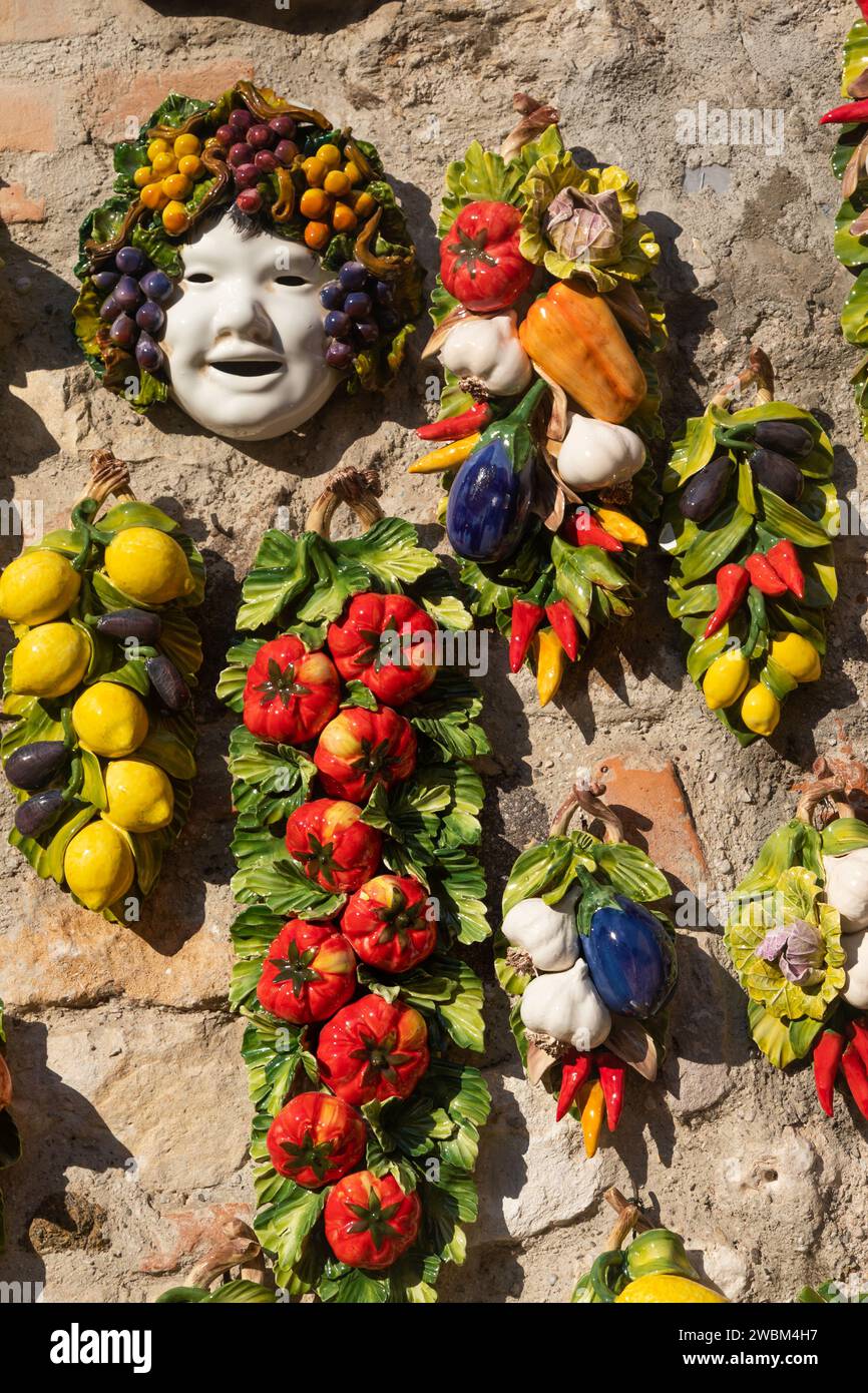 Collection de sculptures de légumes décoratifs en céramique vintage dans le sud de l'Italie - Sicile Banque D'Images