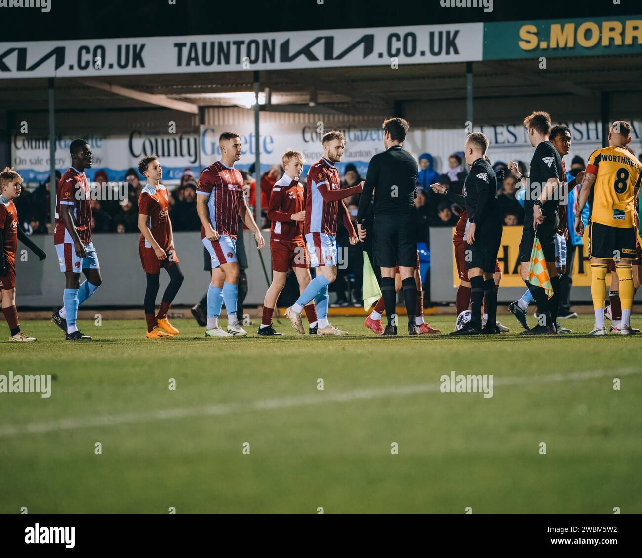 Taunton Town serre la main avant le match Banque D'Images