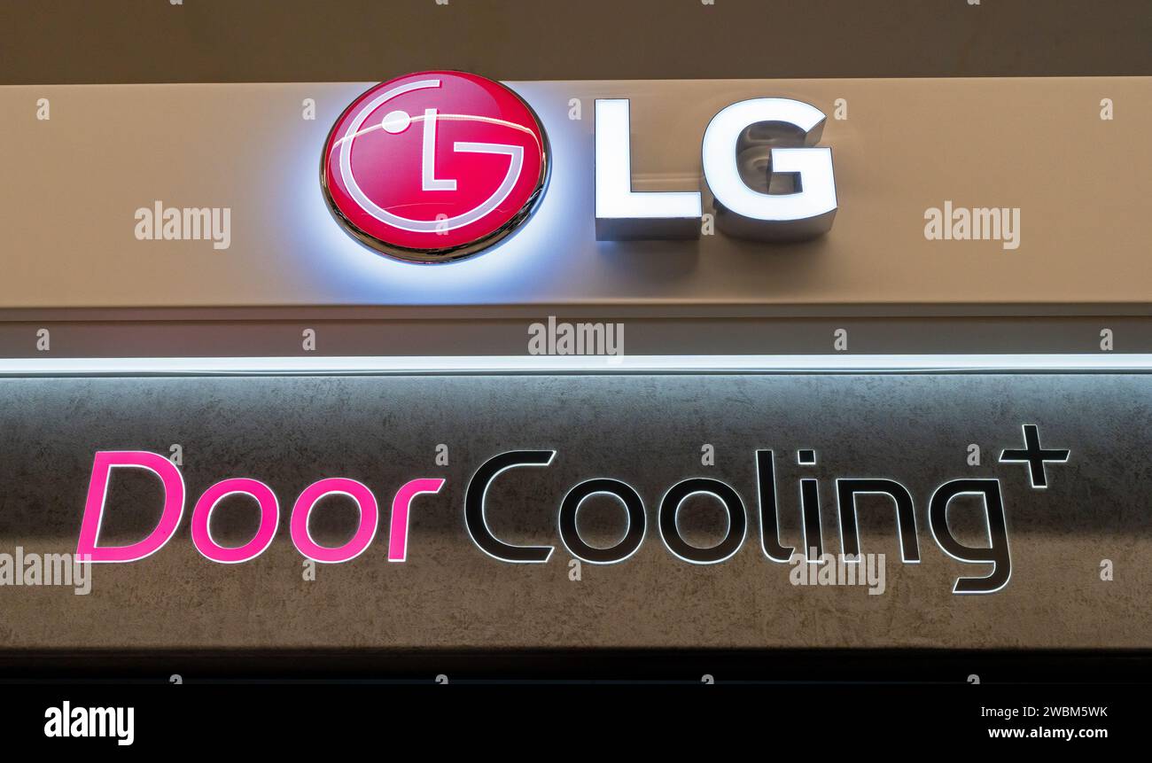 Enseigne avec le logo de la marque LG et le nom de la technologie DoorCooling. Minsk, Biélorussie - 10 janvier 2024 Banque D'Images