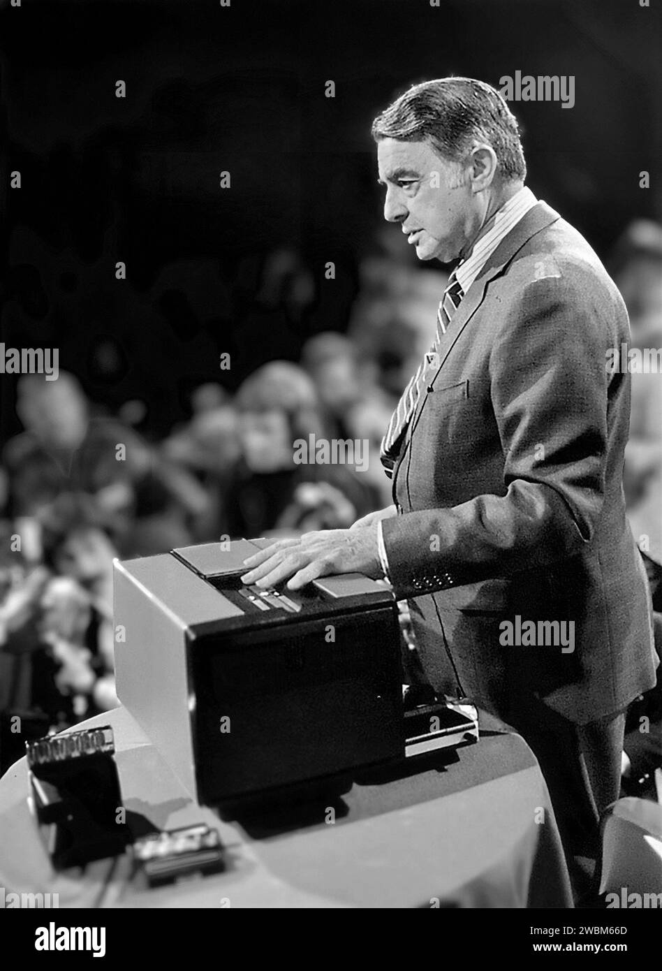 Edwin Land. Portrait de l'inventeur américain de l'appareil photo Polaroid, Edwin Herbert Land (1909-1991), présentant le système de cinéma maison Polavision, 1977 Banque D'Images