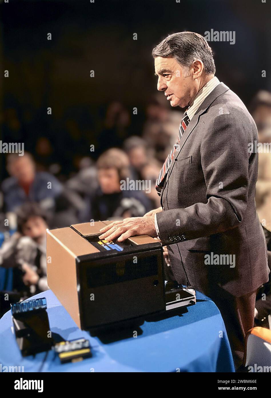 Edwin Land. Portrait de l'inventeur américain de l'appareil photo Polaroid, Edwin Herbert Land (1909-1991), présentant le système de cinéma maison Polavision, 1977 Banque D'Images