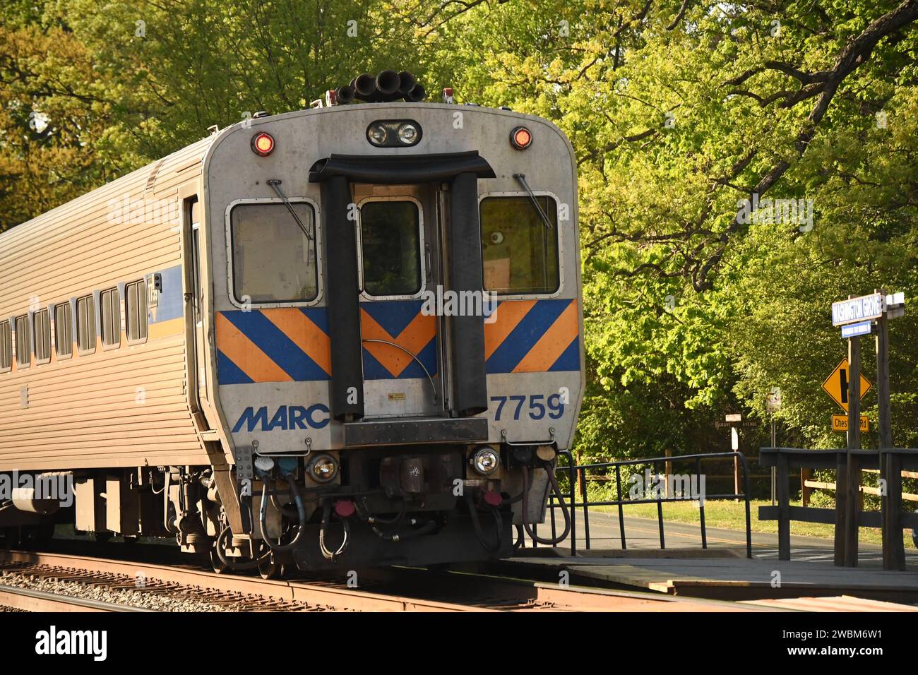 'Gaithersburg, MD - USA - 04-23-2023. Voici une photo d'un train MP36H MARC arrivant dans la gare de Washington Grove.' Banque D'Images