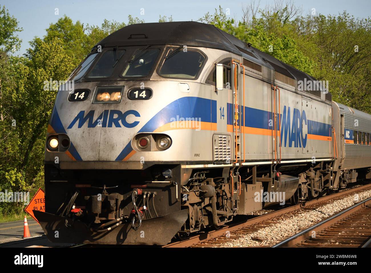 'Gaithersburg, MD - USA - 04-23-2023. Voici une photo d'un train MP36H MARC arrivant dans la gare de Washington Grove.' Banque D'Images