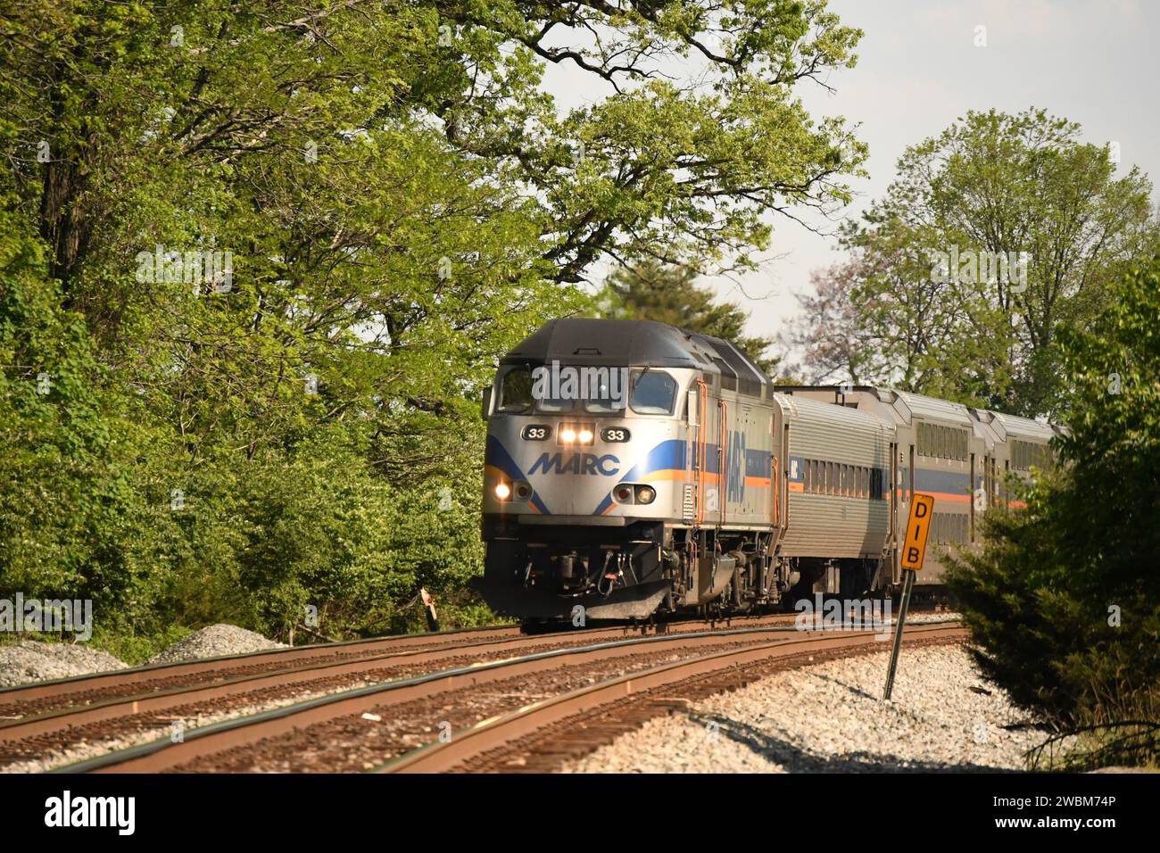 'Gaithersburg, MD - USA - 04-23-2023. Voici une photo d'un train MP36H MARC arrivant dans la gare de Washington Grove.' Banque D'Images