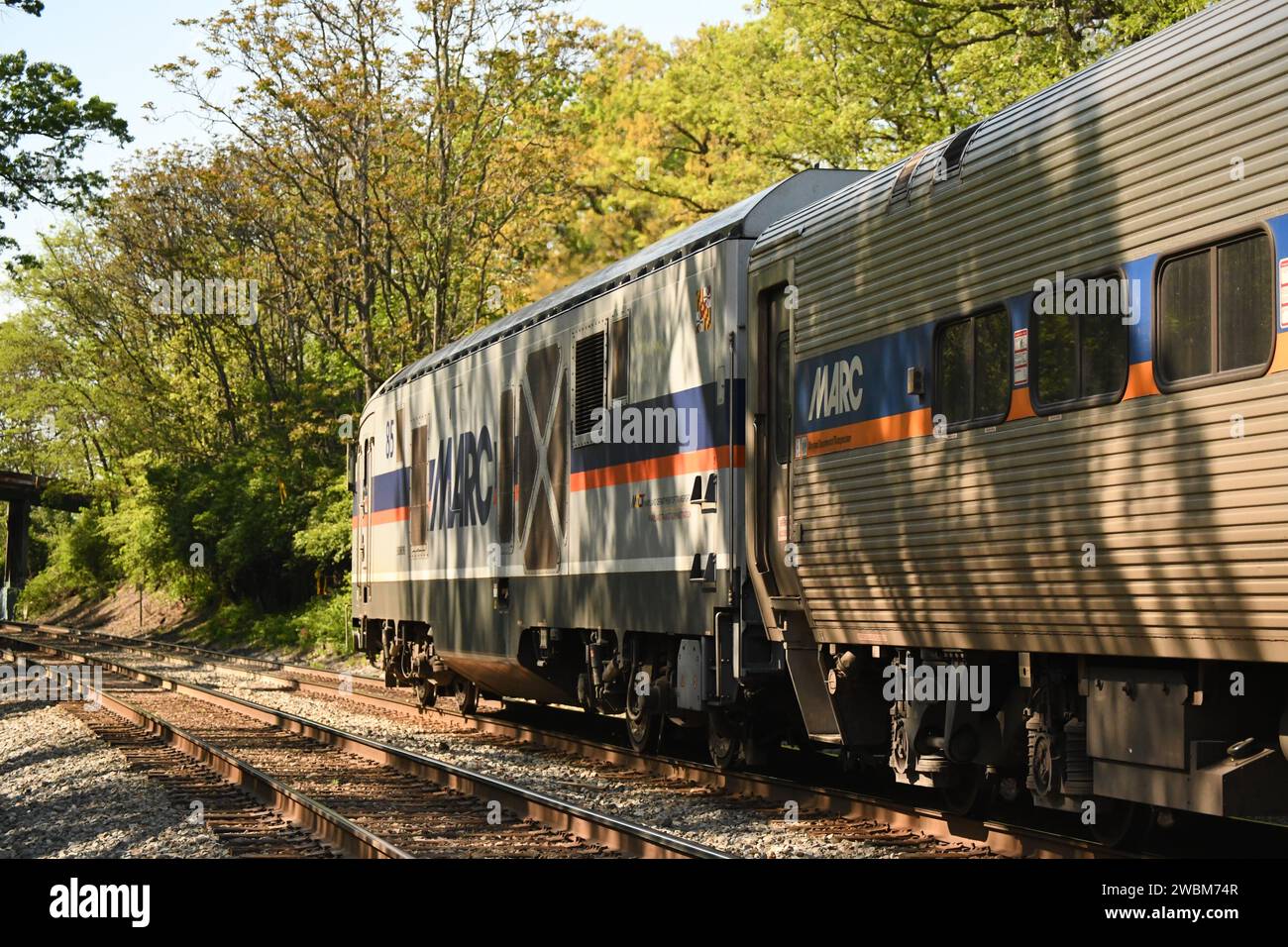 'Gaithersburg, MD - USA - 04-23-2023. Voici une photo d'un train Siemens Charger SC44 MARC arrivant dans la gare de Washington Grove.' Banque D'Images