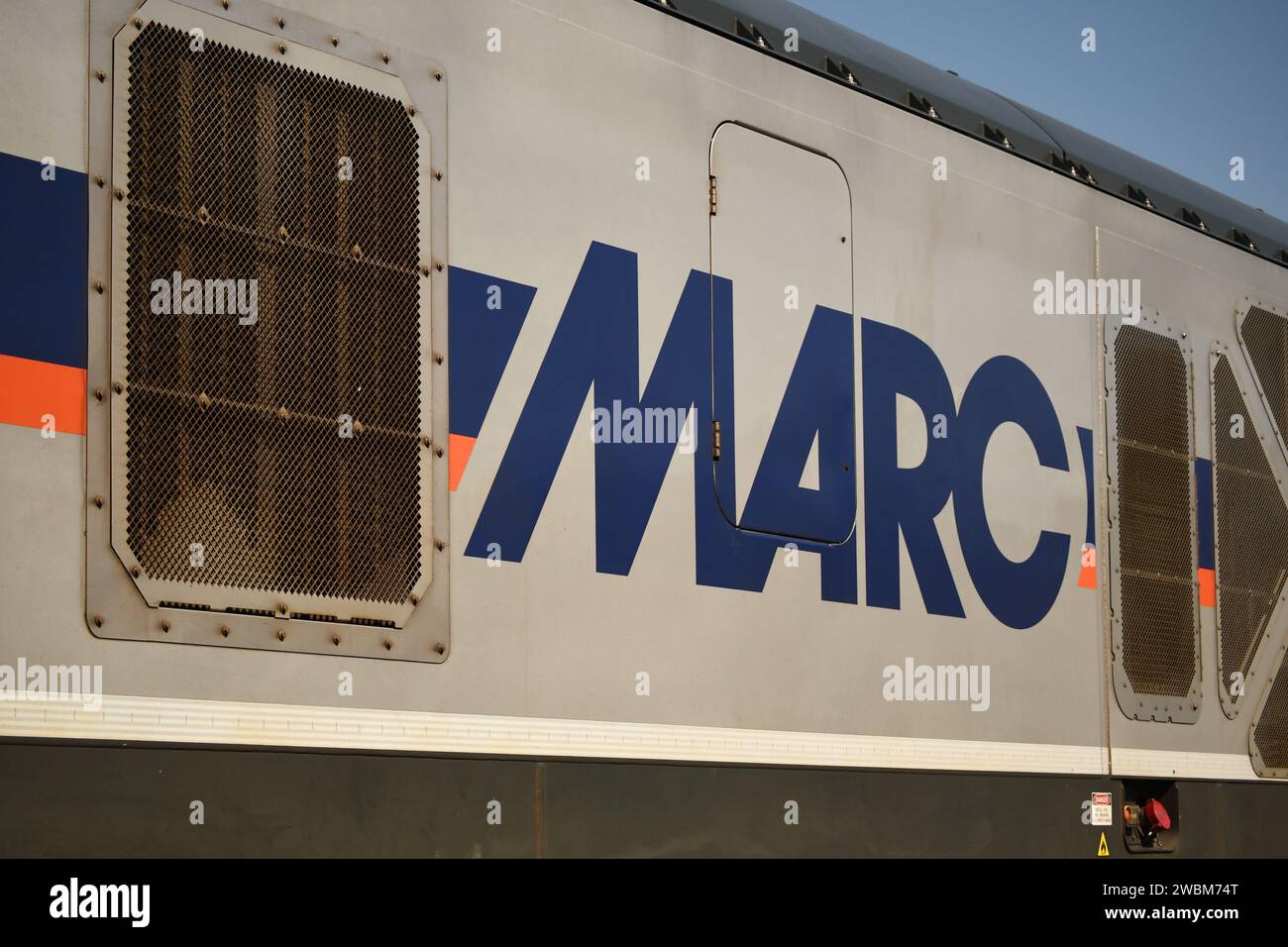 'Gaithersburg, MD - USA - 04-23-2023. Voici une photo d'un train Siemens Charger SC44 MARC arrivant dans la gare de Washington Grove.' Banque D'Images