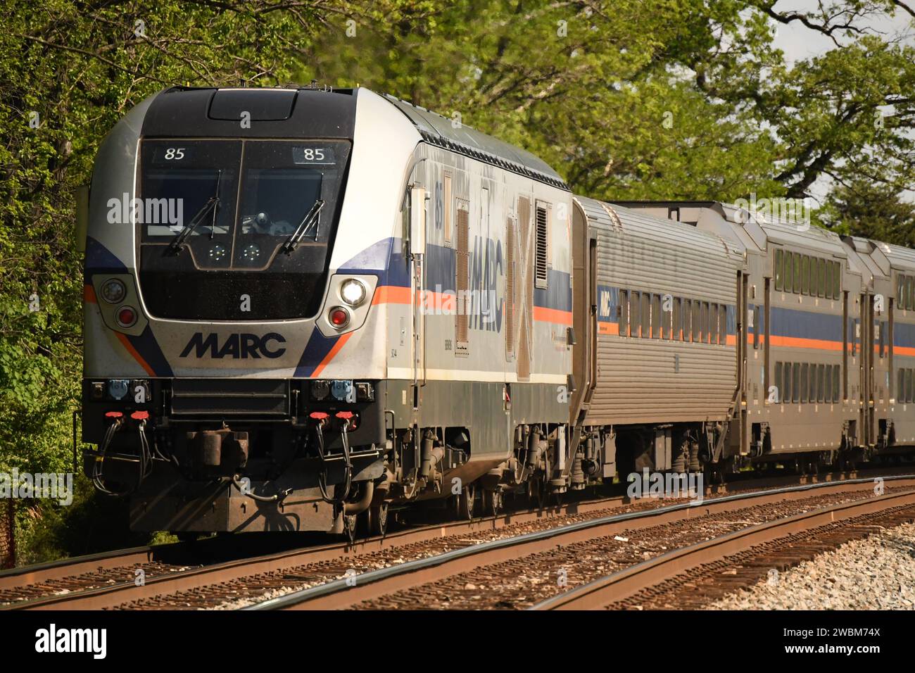 'Gaithersburg, MD - USA - 04-23-2023. Voici une photo d'un train Siemens Charger SC44 MARC arrivant dans la gare de Washington Grove.' Banque D'Images