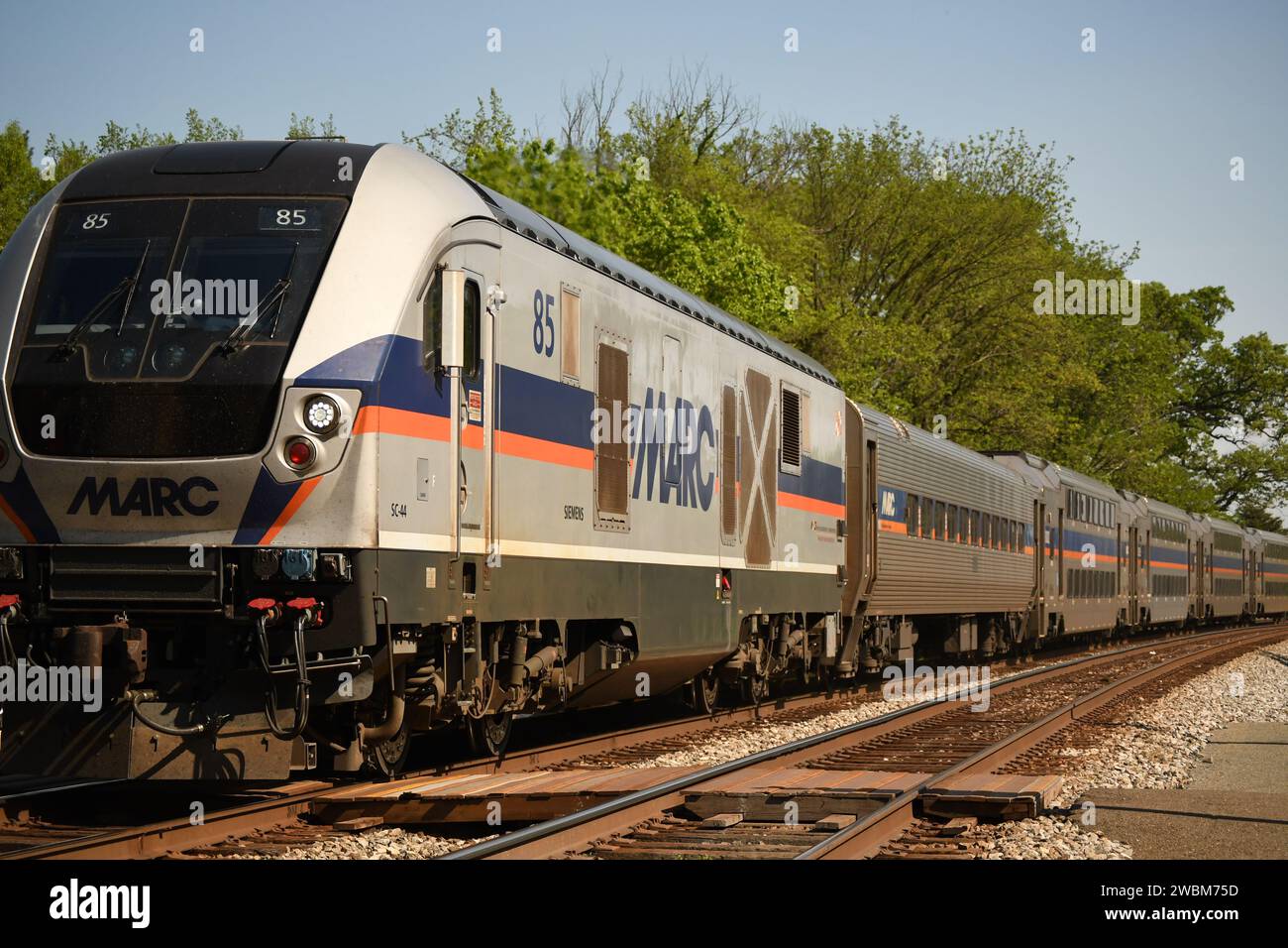 'Gaithersburg, MD - USA - 04-23-2023. Voici une photo d'un train Siemens Charger SC44 MARC arrivant dans la gare de Washington Grove.' Banque D'Images