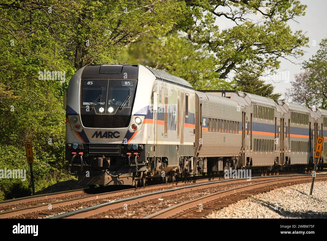'Gaithersburg, MD - USA - 04-23-2023. Voici une photo d'un train Siemens Charger SC44 MARC arrivant dans la gare de Washington Grove.' Banque D'Images