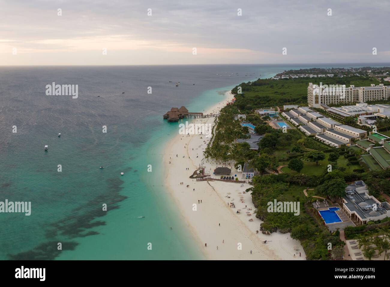 Belle plage de sable blanc et océan turquoise à zanzibar, Tanzanie Banque D'Images