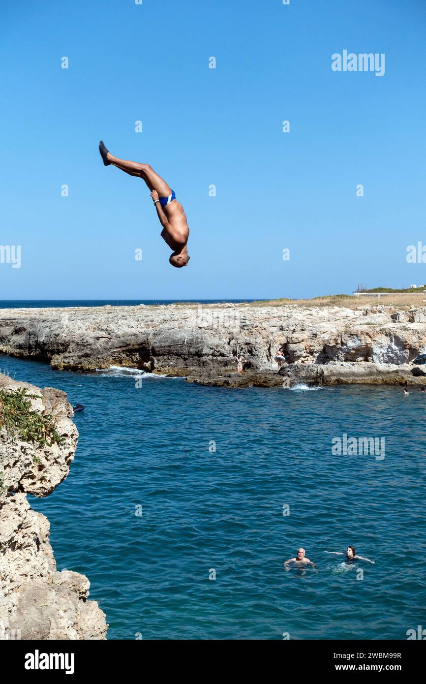 Italie, Pouilles, Polignano une jument : un homme plonge de la falaise Banque D'Images