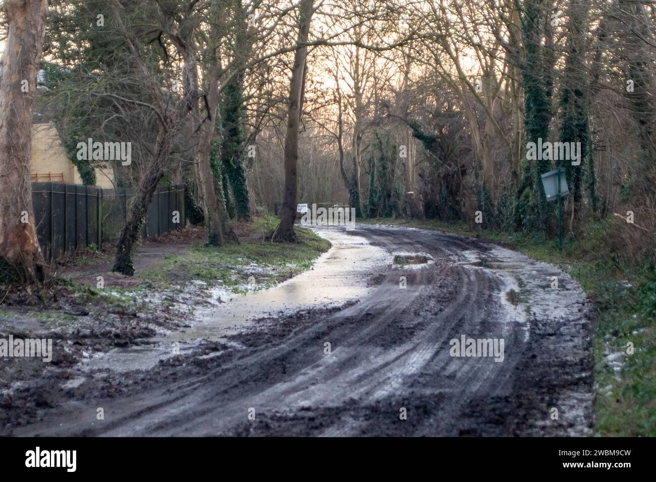 Eton, Windsor, Royaume-Uni. 11 janvier 2024. Glace mortelle sur une route de campagne à Eton, Windsor, Berkshire après une inondation de la Tamise. Une alerte aux inondations demeure en place pour la Tamise à Eton, Windsor, Berkshire. Heureusement, le niveau des eaux de crue commence à diminuer. Crédit : Maureen McLean/Alamy Live News Banque D'Images