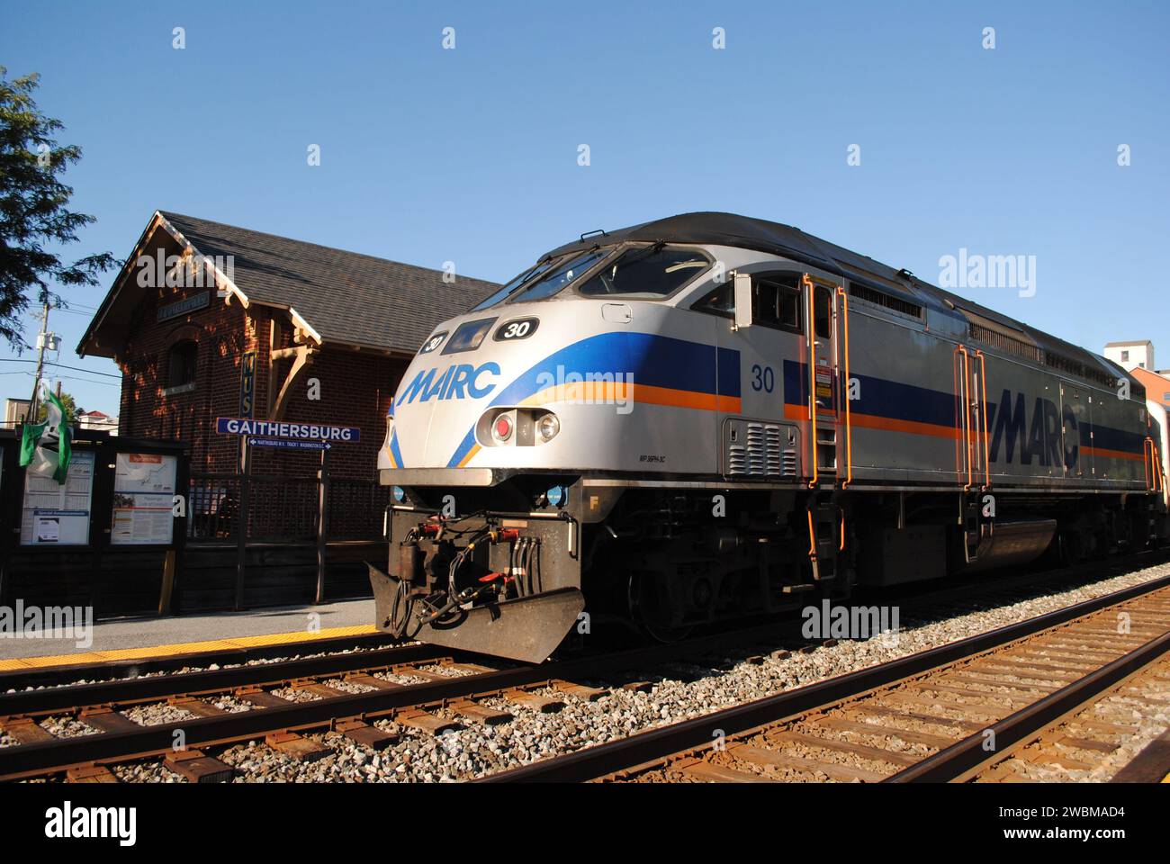 Une photo d'un train MARC à la gare de Gaithersburg, MD. Banque D'Images