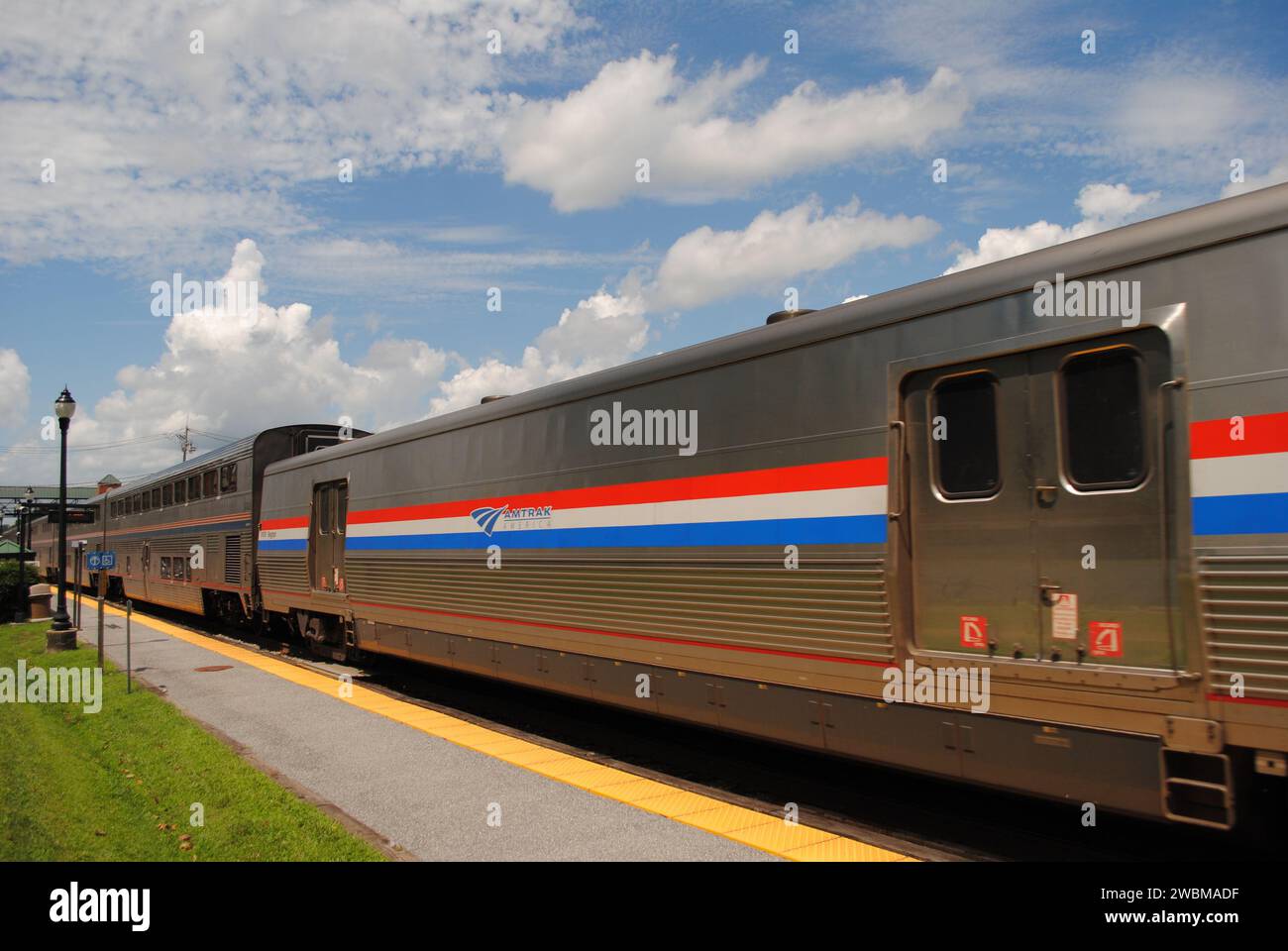 L'Amtrak Capitol Limited P030 en passant par la gare de Gaithersburg, MD en direction de DC depuis Chicago. Banque D'Images