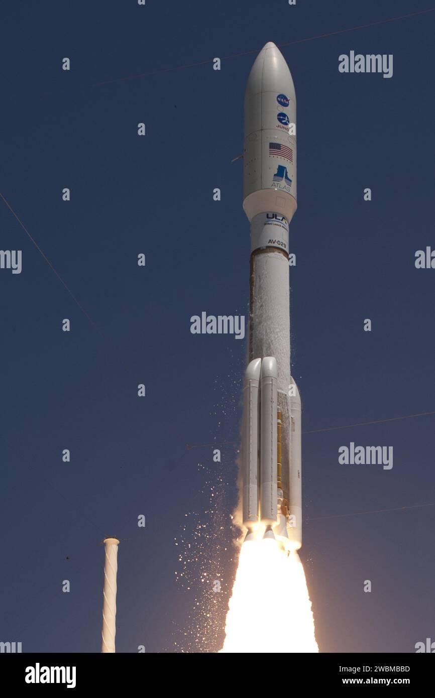 La fusée Atlas V lance le vaisseau spatial Juno de la NASA depuis Cap Canaveral le 5 août 2011, produisant du feu et des gaz d'échappement visibles sur un ciel bleu clair. La sonde solaire orbite autour de Jupiter 33 fois pour étudier la structure, l'atmosphère, la magnétosphère, les origines et le noyau solide de la planète. Banque D'Images