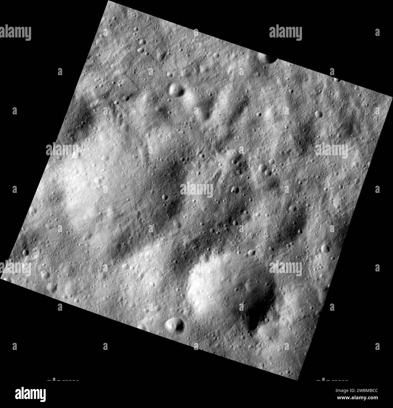 La sonde Dawn a imaginé des cratères enfouis dans la région équatoriale de Vesta au cours d'une orbite cartographique à basse altitude, capturant les caractéristiques de surface et la structure du terrain. Banque D'Images