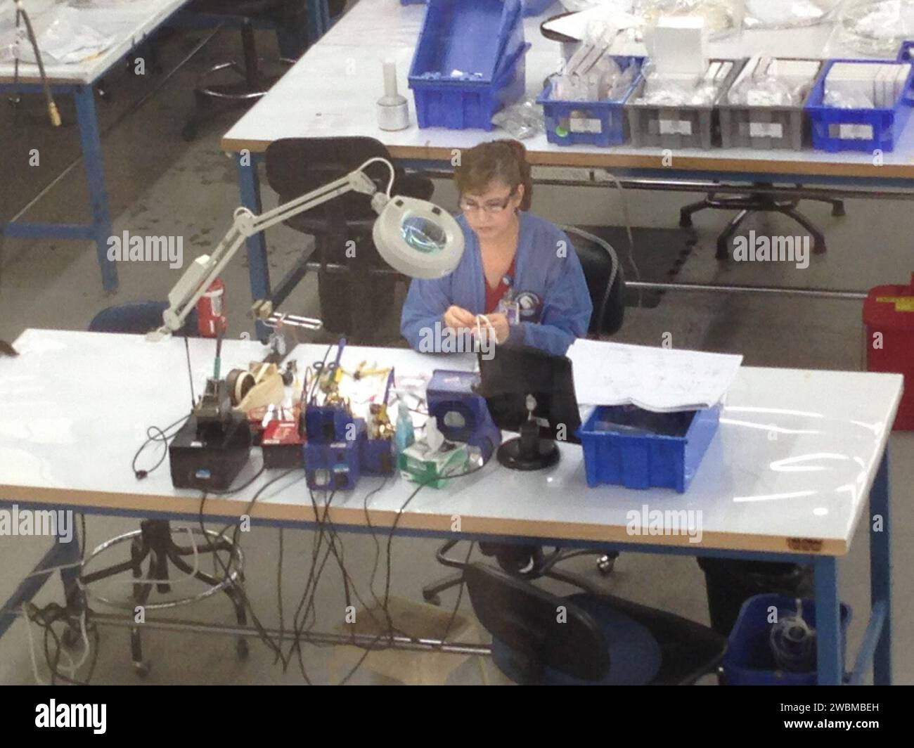 L'équipe du programme Orion a visité Southern California Braiding à Bell Gardens, en Californie, le 29 janvier 2014, pour observer les procédés de fabrication et d'assemblage des matériaux des engins spatiaux. Banque D'Images